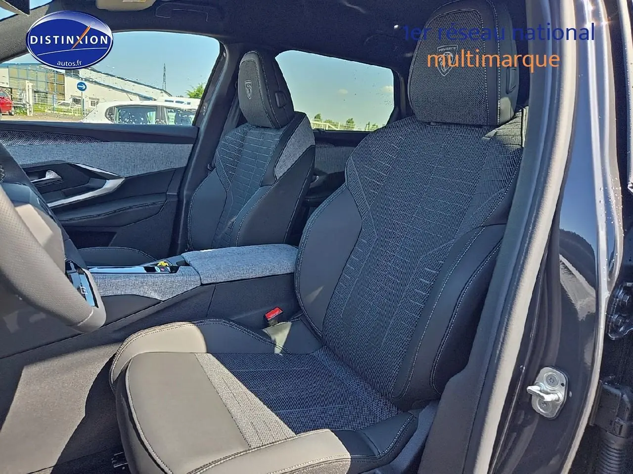 Intérieur du Peugeot 5008 Hybrid 145 GT e-dcs6 vu côté conducteur, sièges tissu et cuir gris avec logo Peugeot brodé.