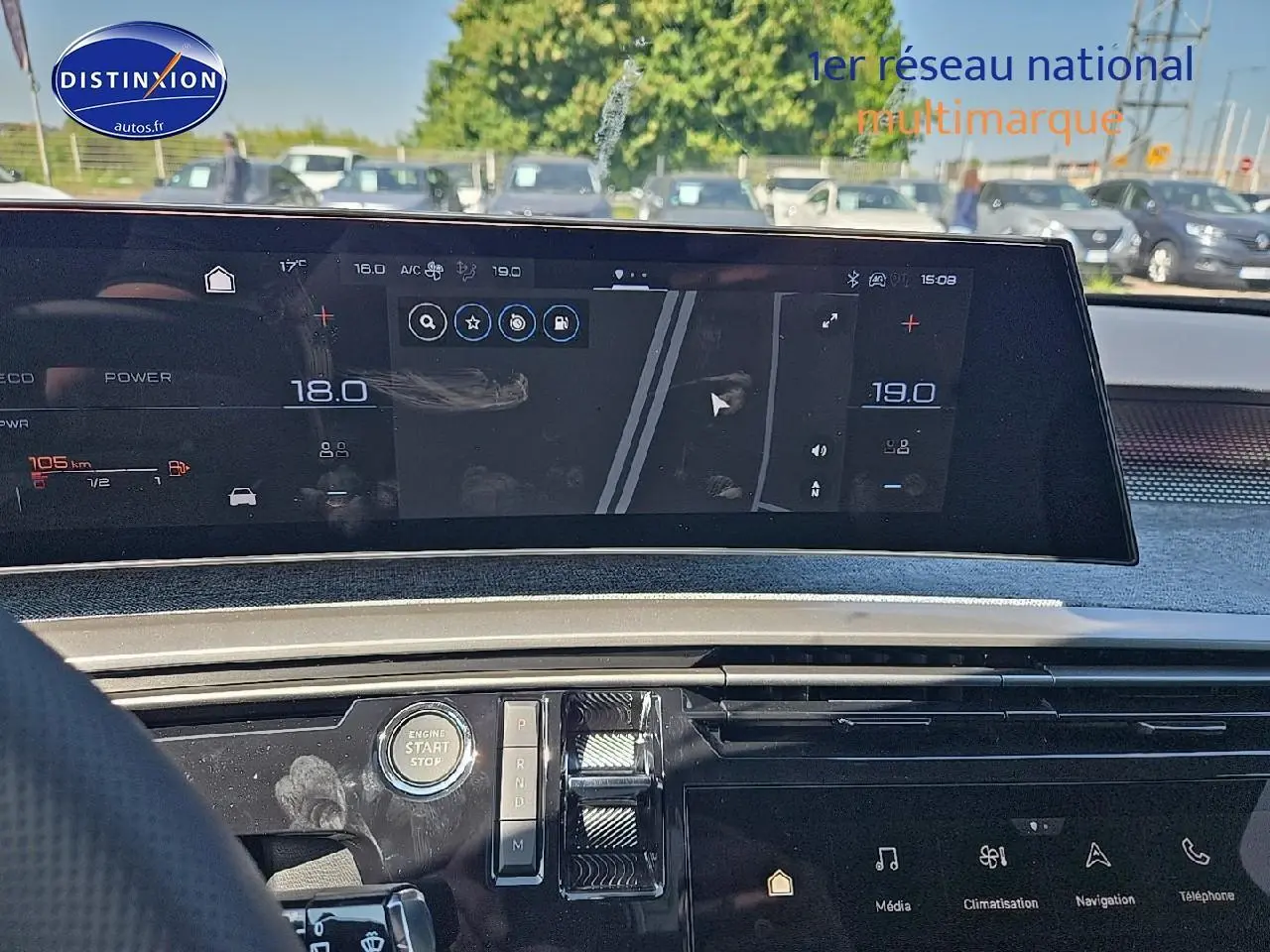 Tableau de bord et écran tactile du Peugeot 5008 Hybrid 145 GT gris titane, vue intérieure avant avec commandes modernes.