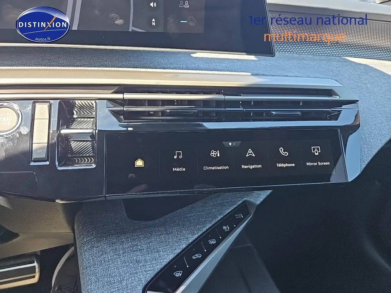 Tableau de bord moderne du Peugeot 5008 Hybrid gris titane avec écran tactile et commandes digitales visibles de face.