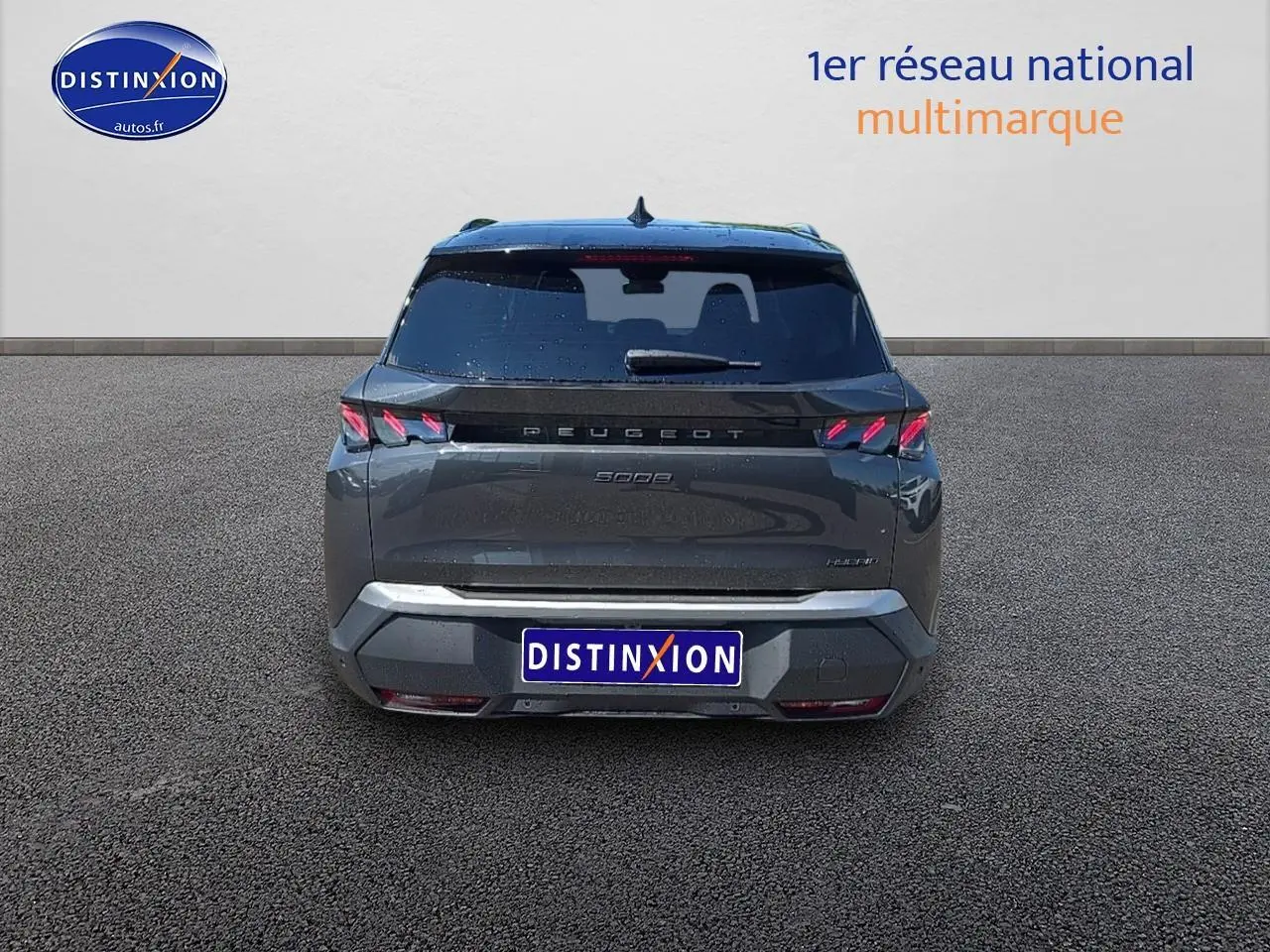 Vue arrière d'un Peugeot 5008 Hybrid 145 GT gris titane avec feux arrière LED et hayon électrique fermé.