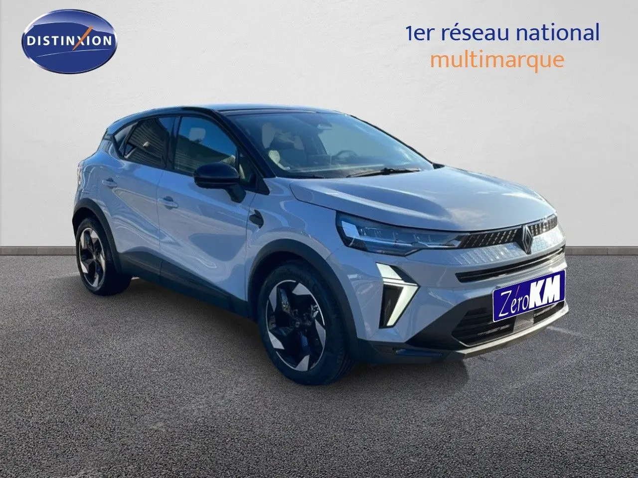 Renault Captur E-Tech hybride gris rafale métal avec toit noir, vue 3/4 avant droit mettant en valeur ses feux LED distinctifs.