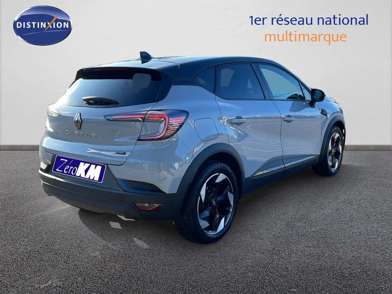 Renault Captur E-Tech hybride gris Rafale 3/4 arrière côté gauche avec toit noir et jantes bicolores.