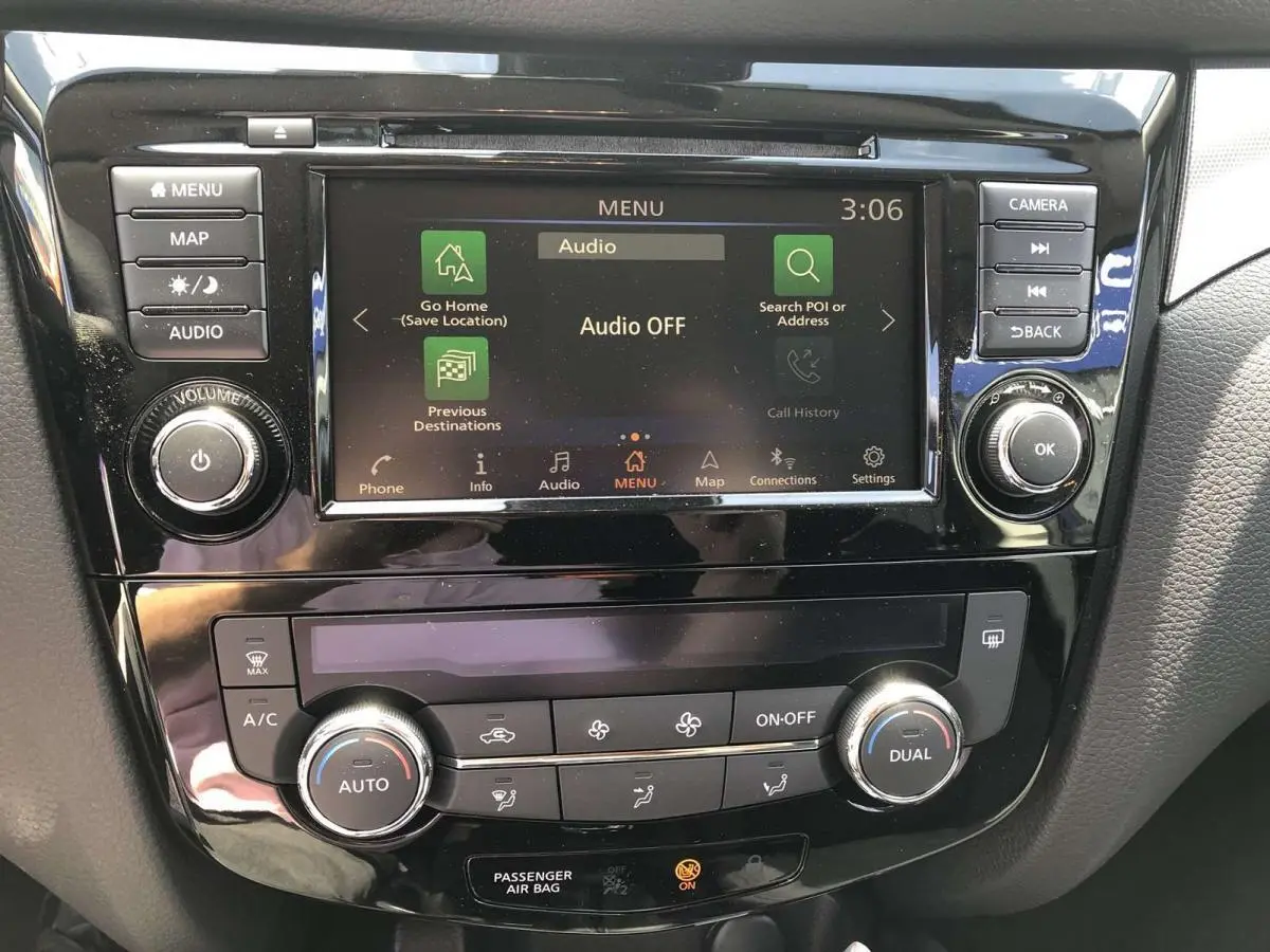 Tableau de bord du Nissan Qashqai 2019 avec écran tactile central et commandes de climatisation en gros plan.