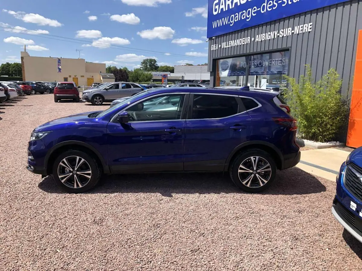 Nissan Qashqai 1.3 DIG-T N-Connecta bleu, vue profil côté gauche sur parking extérieur ensoleillé.