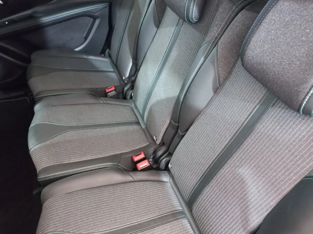 Vue rapprochée des sièges arrière gris foncé en tissu et cuir du Peugeot 5008 PureTech 130 Allure Pack 2021.