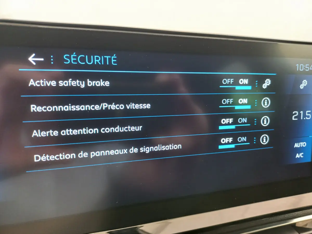 Écran tactile intérieur du Peugeot 5008 2021 affichant les réglages de sécurité activés.