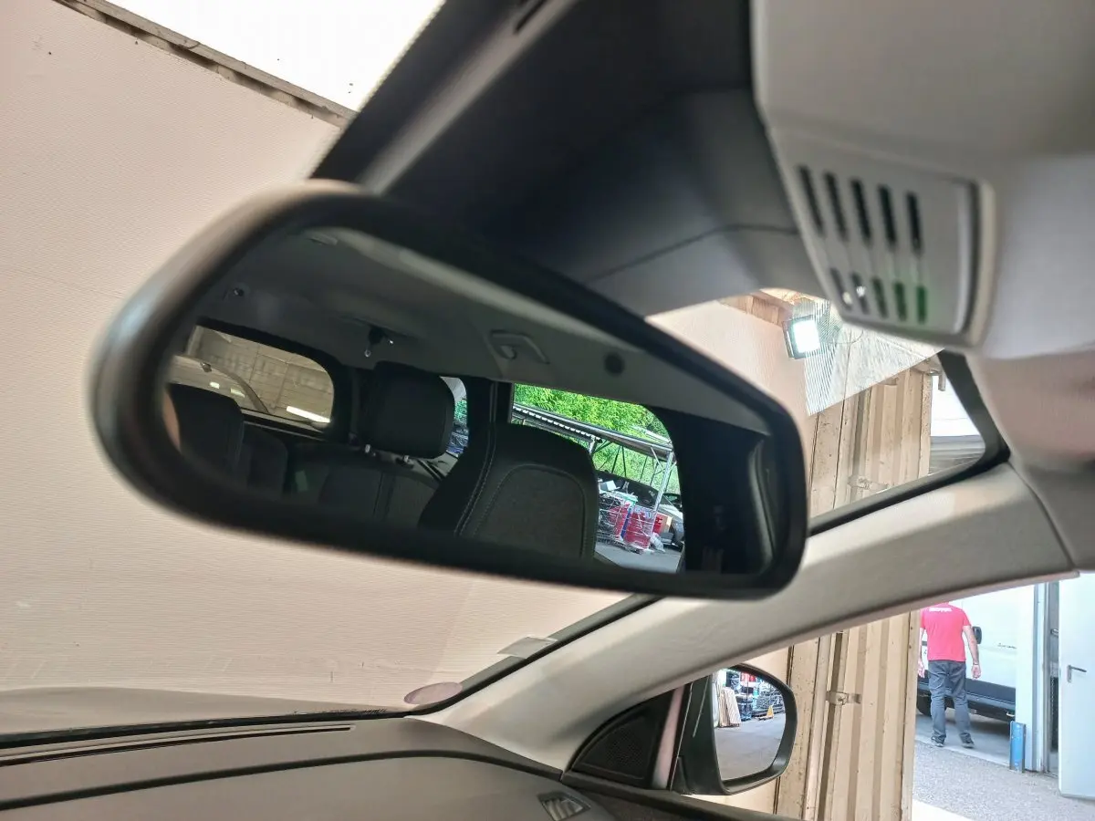 Vue intérieure du rétroviseur central du Peugeot 5008 gris foncé, montrant les sièges arrière et l'habitacle.