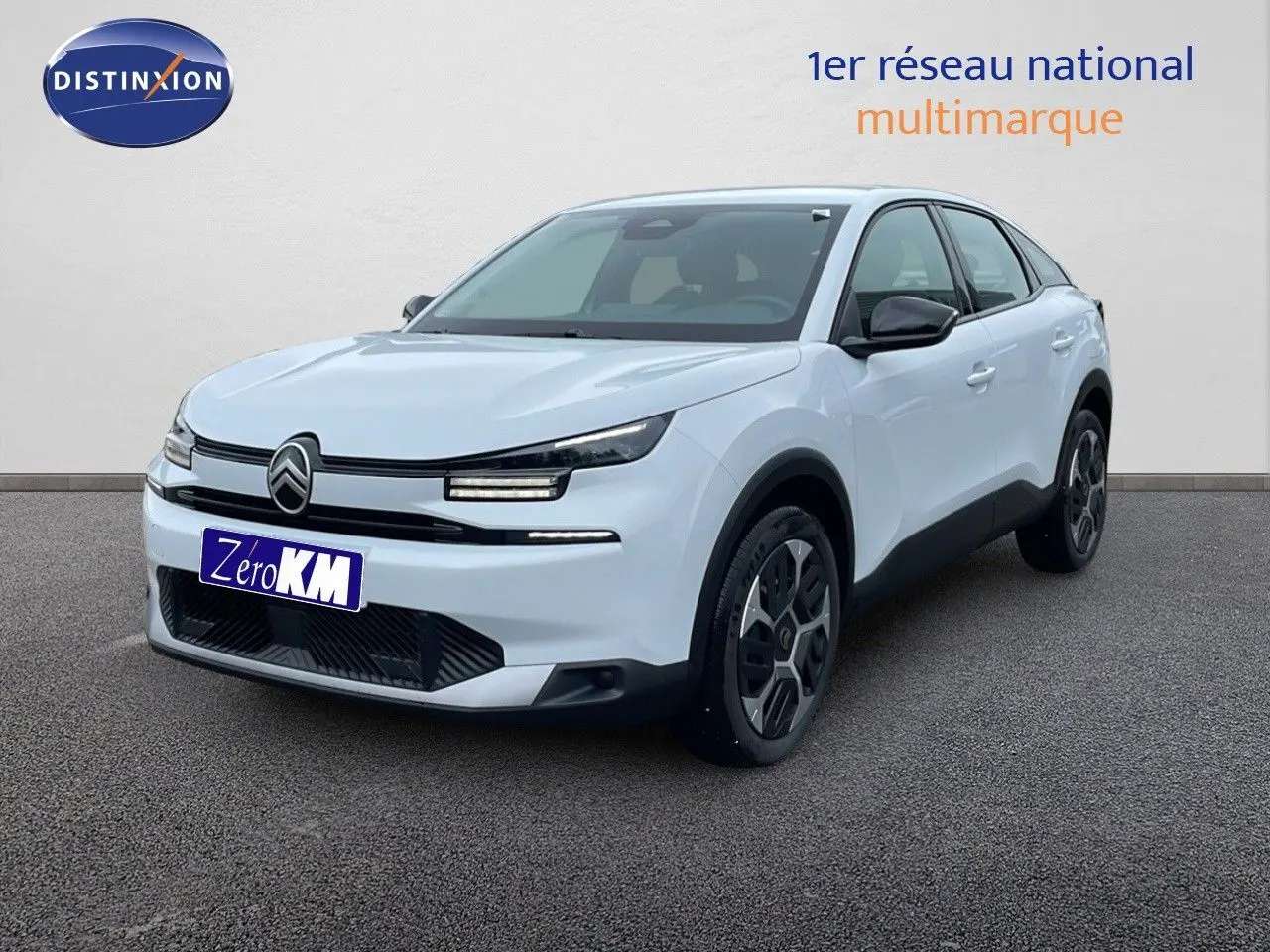 Citroën C4 blanc métal en 3/4 avant droit avec calandre noire et jantes au design moderne.