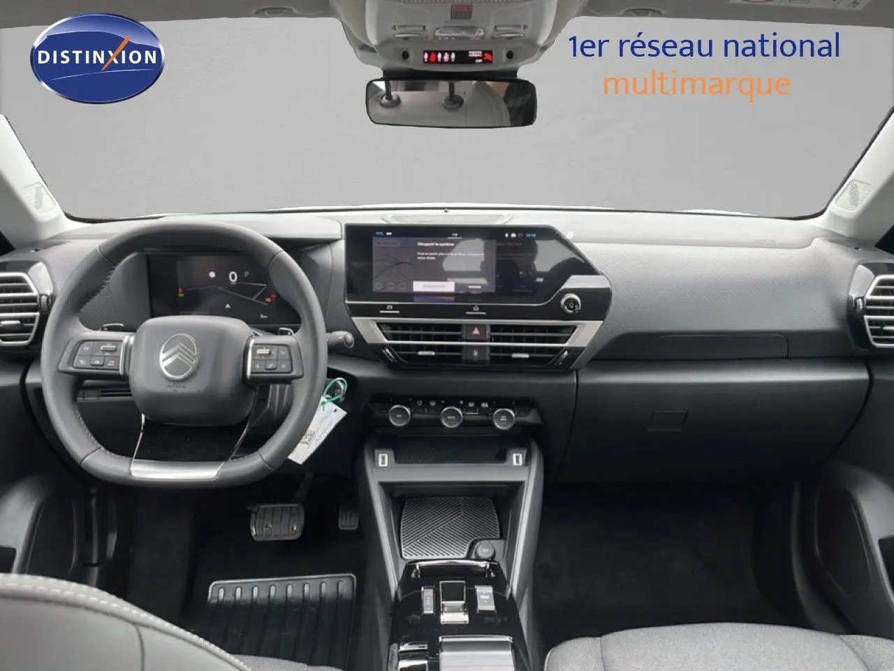 Vue intérieure avant du tableau de bord et volant noir d'une Citroën C4 PureTech 130ch avec écran tactile et commandes intégrées.