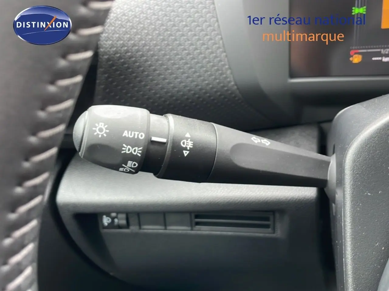 Gros plan sur la commande des feux au volant d'une Citroën C4, version PureTech 130ch, intérieur noir.