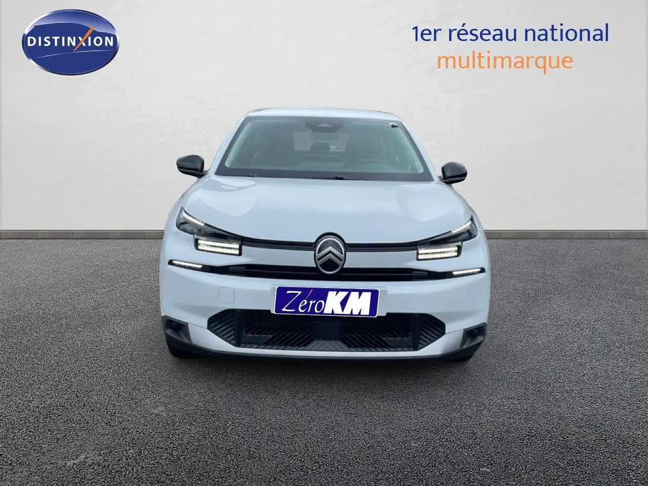 Vue frontale d'une Citroën C4 blanche métal avec phares LED et calandre noire distinctive.
