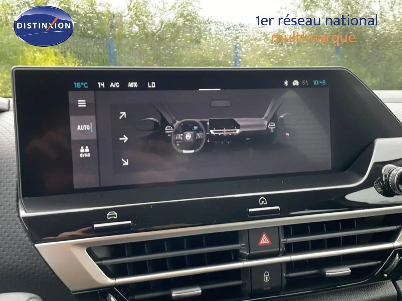 Vue rapprochée de l’écran tactile central du tableau de bord du Citroën C4 blanc métal, version PureTech 130ch.