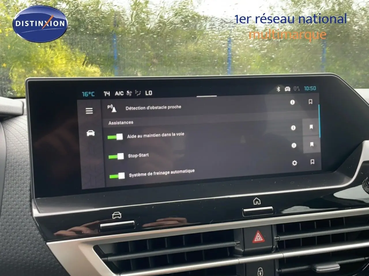 Écran tactile central affichant les aides à la conduite dans une Citroën C4 blanche, vue intérieure avant.