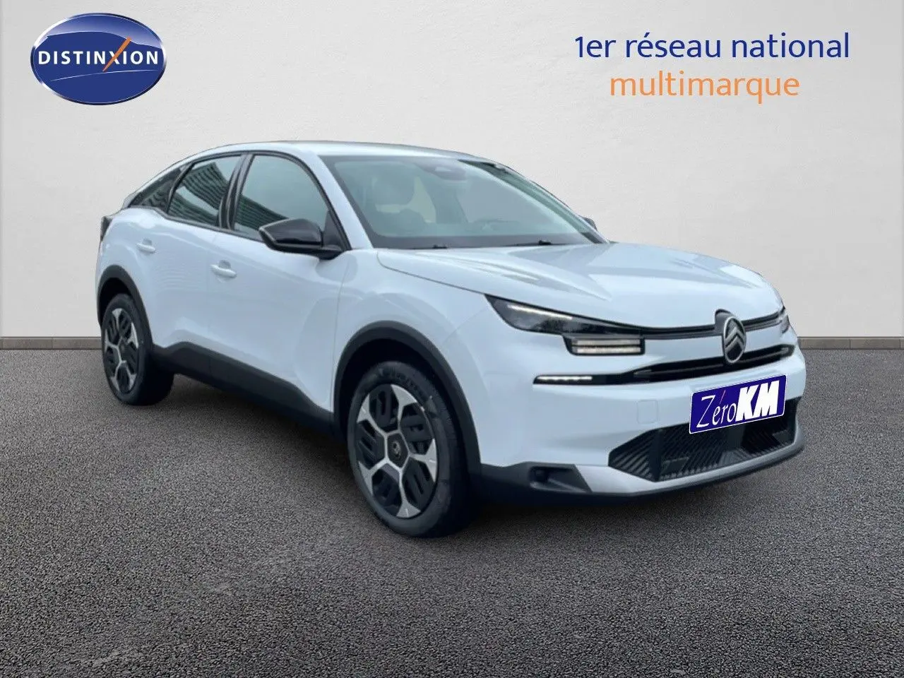 Vue 3/4 avant droite d'une Citroën C4 blanche métal avec calandre distinctive et jantes modernes.