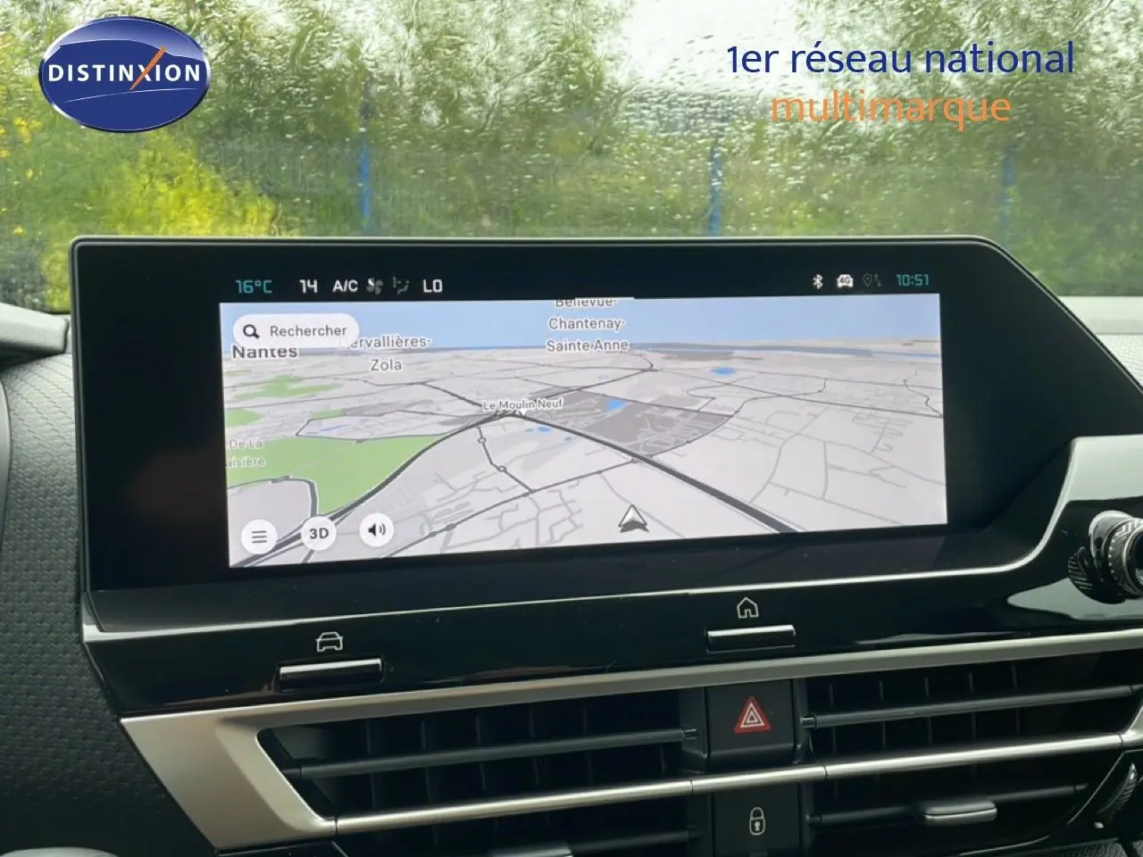 Écran tactile central du tableau de bord de la Citroën C4 blanc métal, affichant la navigation GPS.