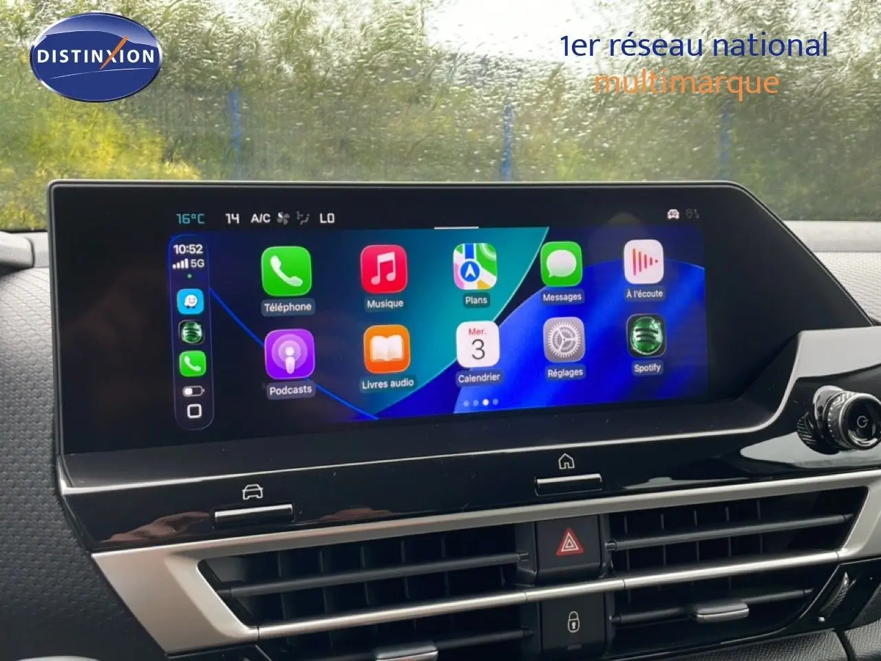 Écran tactile central du tableau de bord de la Citroën C4 PureTech 130ch, affichant les applications connectées.