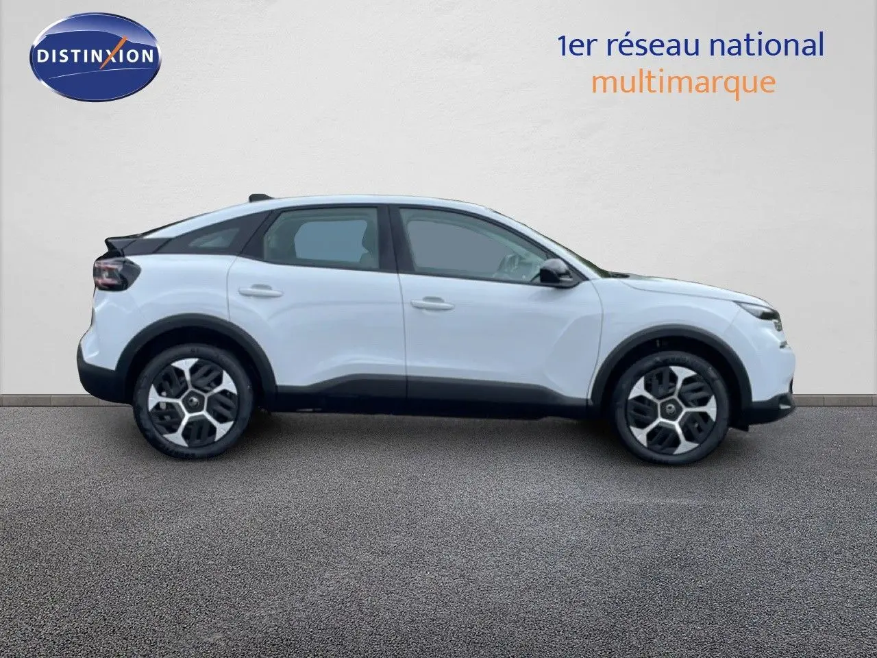Profil droit d'une Citroën C4 blanc métal avec jantes distinctives et toit noir contrastant.