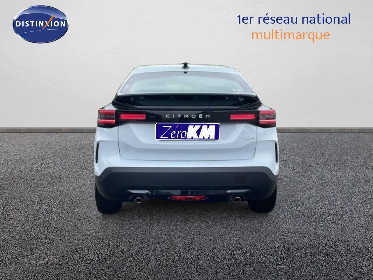 Vue arrière d'une Citroën C4 blanc métal avec bande noire et feux arrière LED distinctifs.