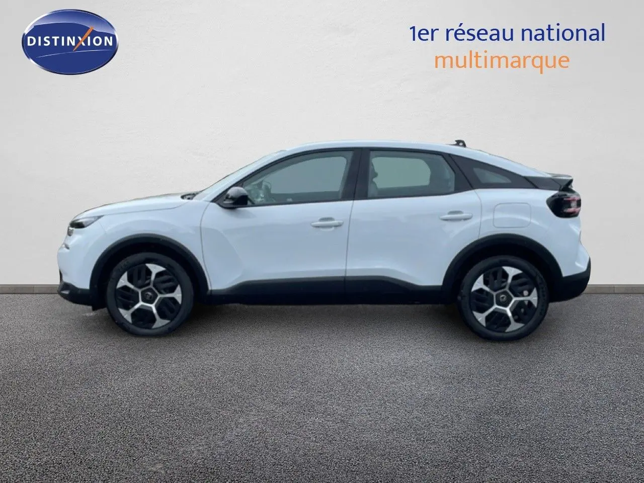 Vue latérale droite d'une Citroën C4 blanche métal avec jantes alliage et toit noir contrasté.