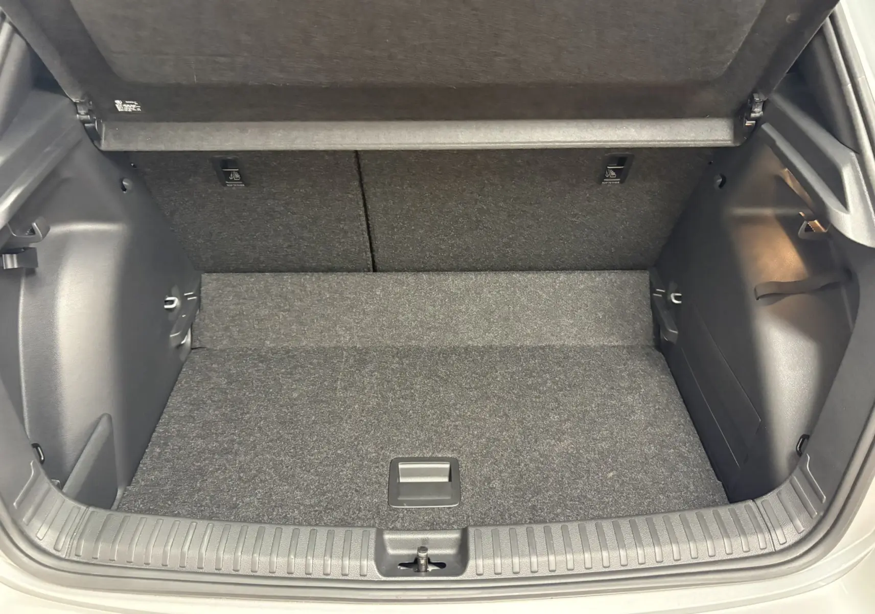 Coffre ouvert de la Skoda Fabia 2025 gris argent avec double plancher variable et intérieur noir.