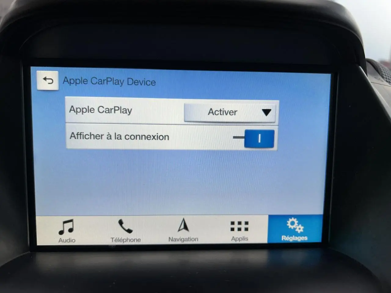 Écran tactile Ford SYNC 3 affichant l'activation d'Apple CarPlay dans un Ford C-MAX blanc de 2018