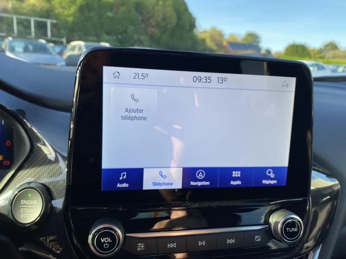Écran tactile central du Ford Puma 2021 affichant le menu téléphone, avec bouton start/stop à gauche.