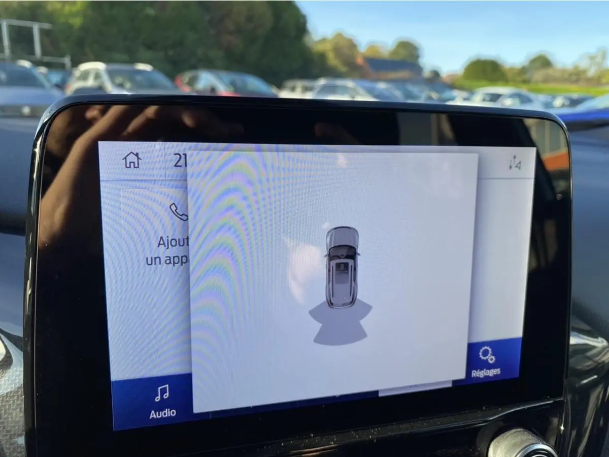 Écran tactile du système multimédia du Ford Puma 2021 montrant la vue de surveillance du véhicule en stationnement.