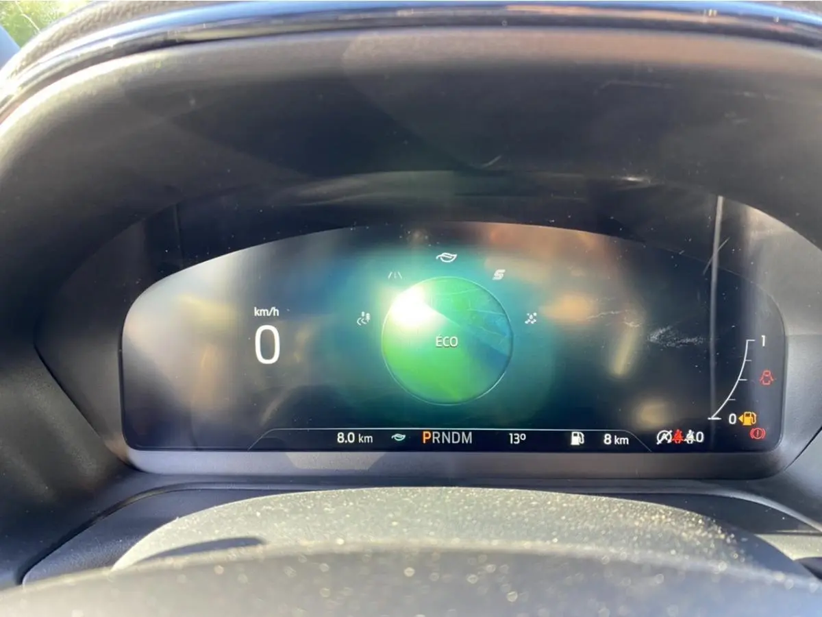 Tableau de bord numérique du Ford Puma 2021 affichant 0 km/h, mode Éco et indicateurs de vitesse et carburant.