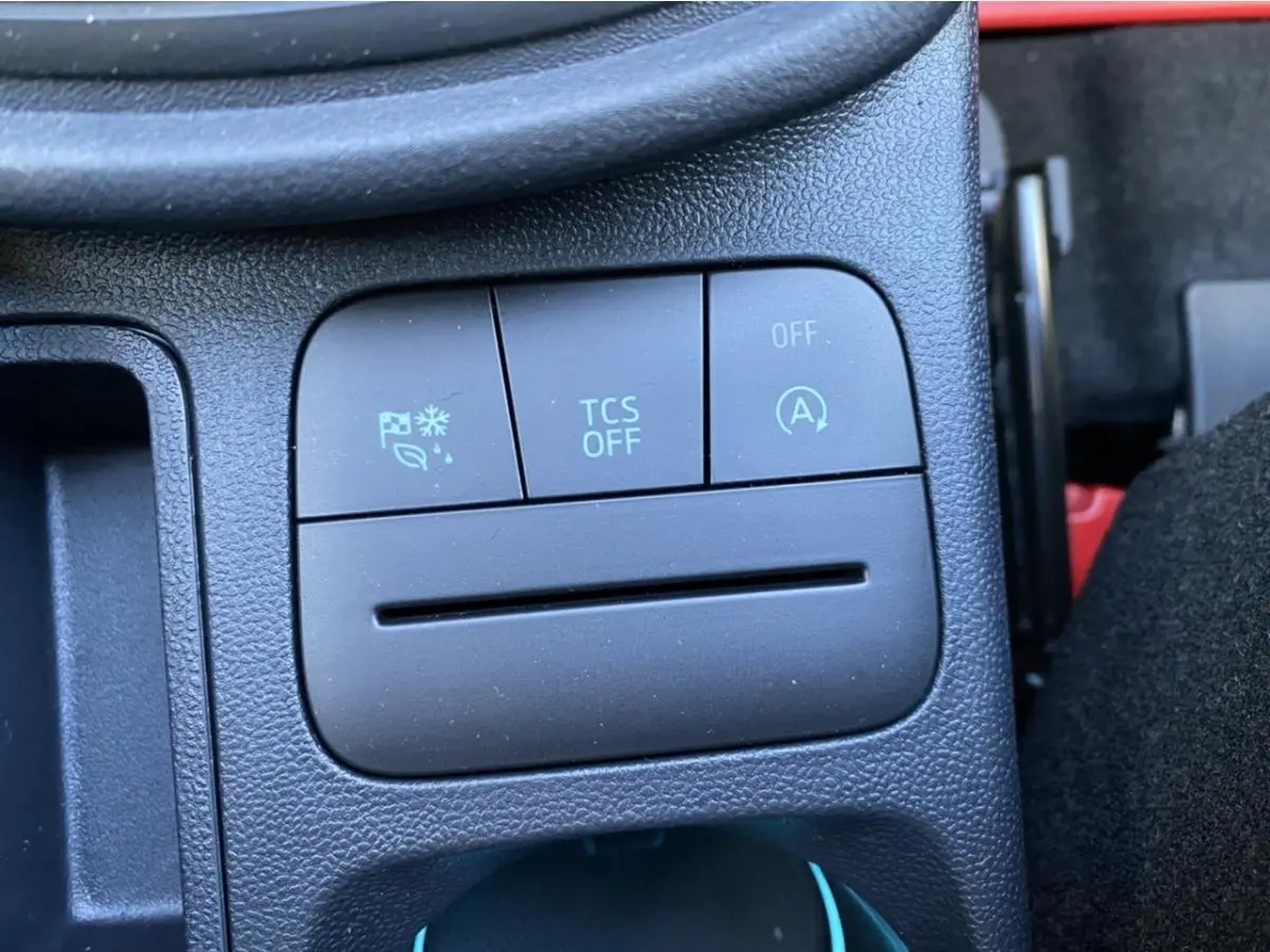 Gros plan sur les boutons de commande du pack hiver et du système stop & start dans le Ford Puma gris 2021.