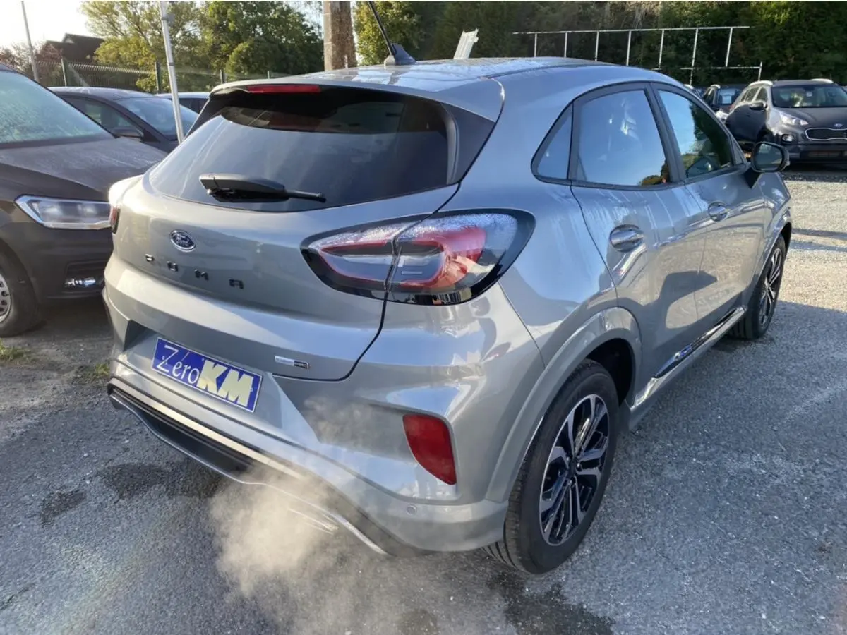 Vue 3/4 arrière droite d'un Ford Puma gris avec jantes noires et phares arrière LED, stationné en extérieur.