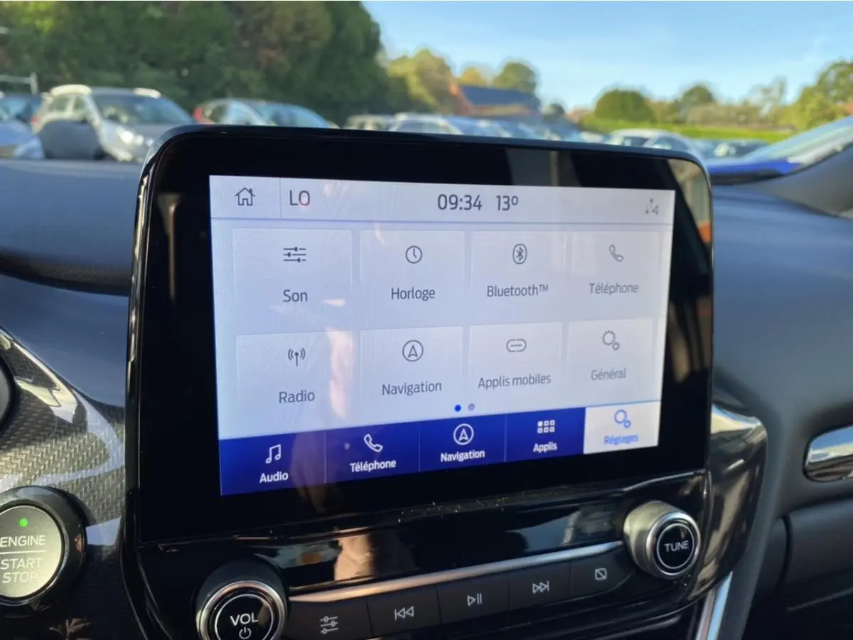 Écran tactile central du Ford Puma gris 2021 affichant les options audio, téléphone et navigation en intérieur voiture.