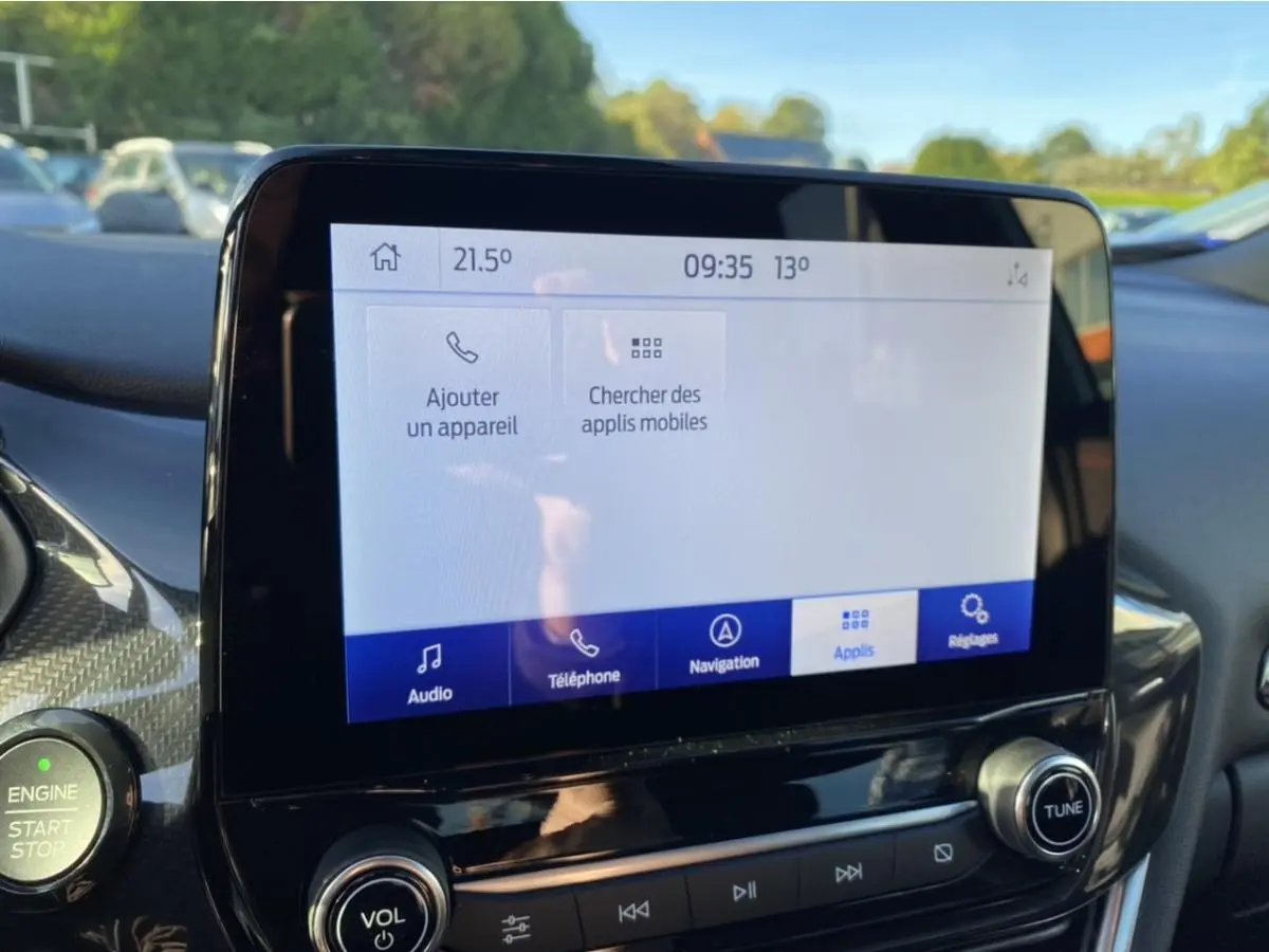 Écran tactile central du Ford Puma 2021 montrant les options de navigation et applications, avec bouton start/stop à gauche.