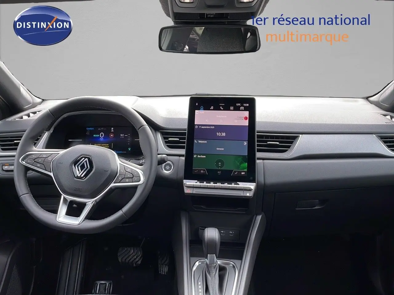 Vue intérieure frontale du tableau de bord du Renault Captur E-Tech hybride avec écran tactile vertical et volant multifonction.