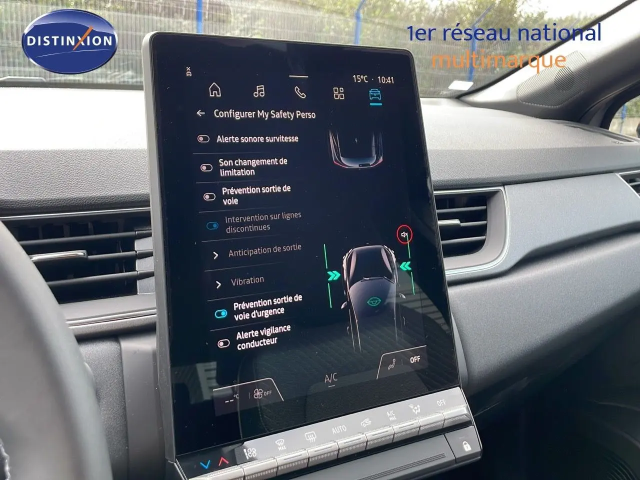 Écran tactile central du Renault Captur E-Tech Hybrid 2025 affichant les réglages d'aide à la conduite, intérieur gris.