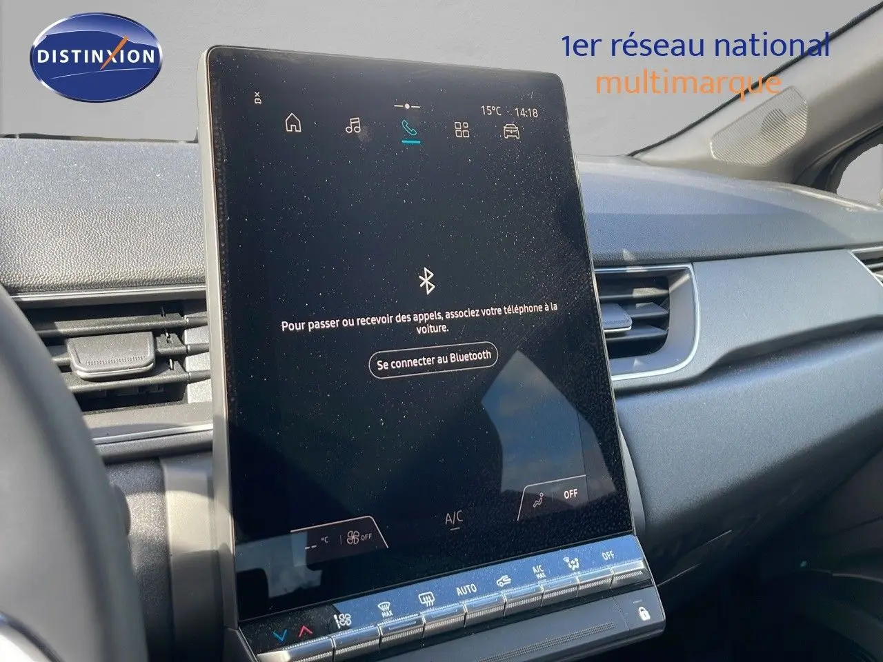 Vue intérieure centrée sur l'écran tactile du tableau de bord du Renault Captur noir étoile métal avec toit gris.