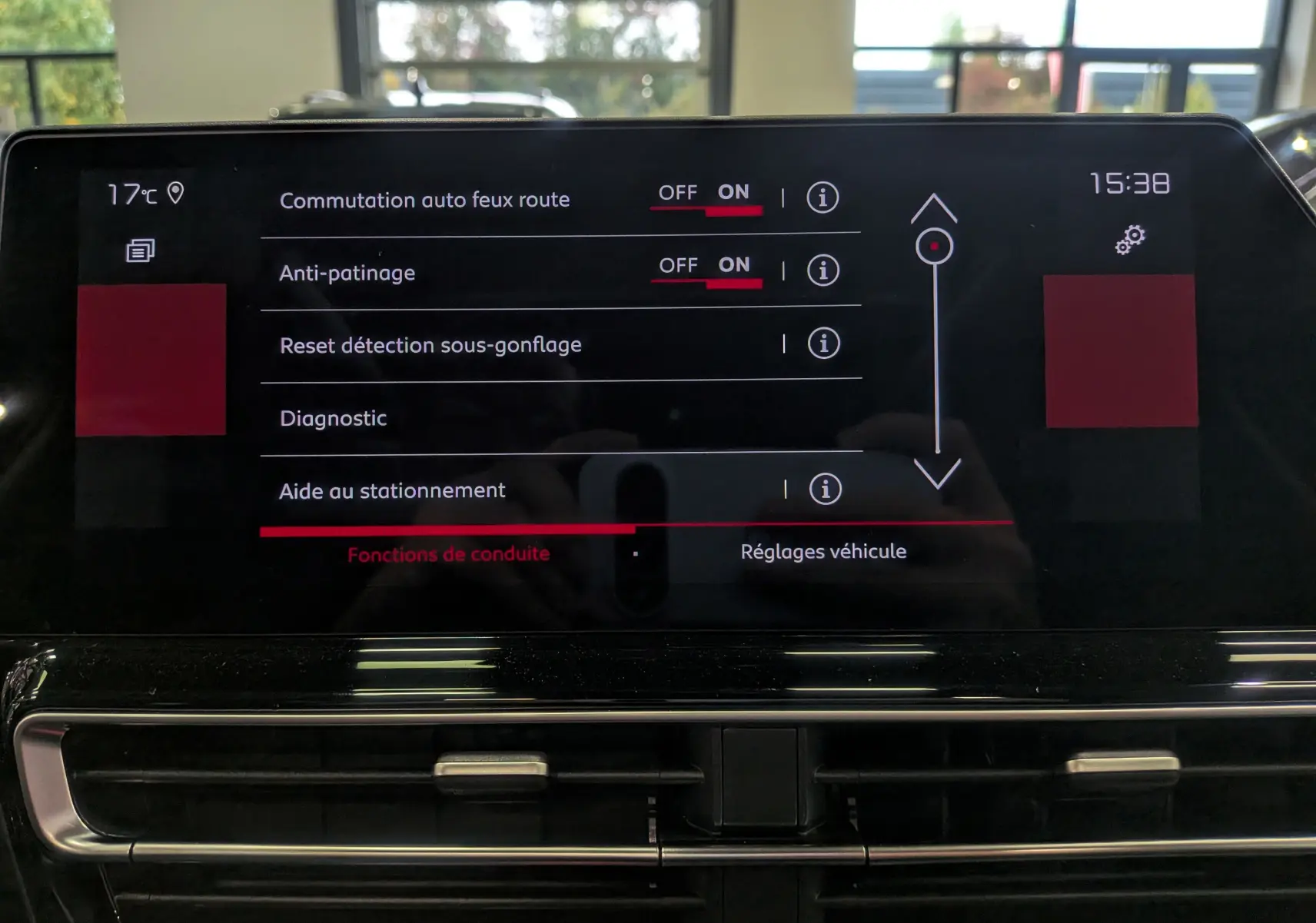Écran tactile central du Citroën C5 Aircross hybride 2025 affichant les réglages d'aide à la conduite.