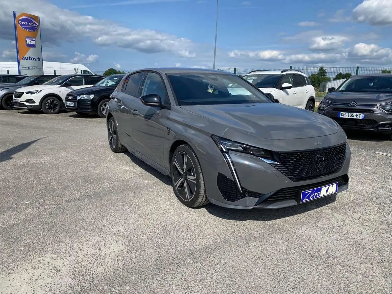 PEUGEOT 308 gris selenium en vue 3/4 avant droit, avec calandre noire et jantes alliage distinctives GT.