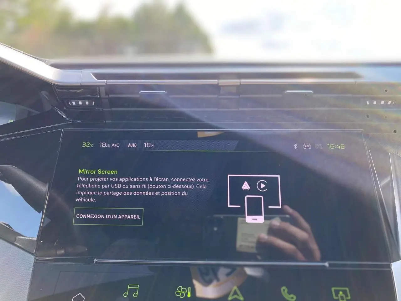 Écran tactile central du Peugeot 308 2025 gris Selenium affichant la fonction Mirror Screen avec commandes climatisation visibles