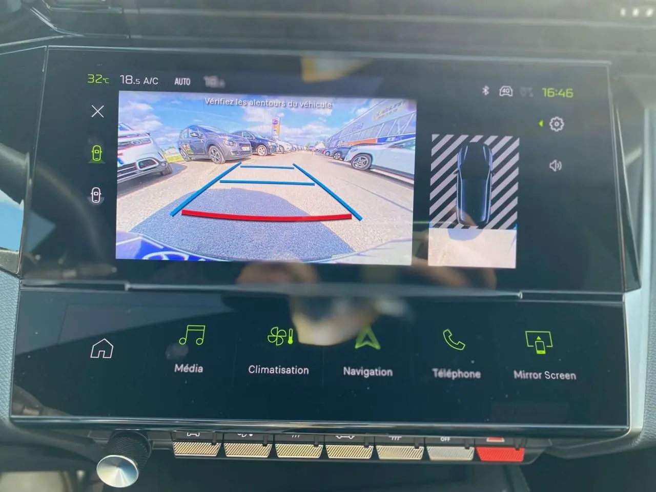Écran tactile intérieur du Peugeot 308 2025 montrant la caméra de recul avec vue arrière et guidage de trajectoire.