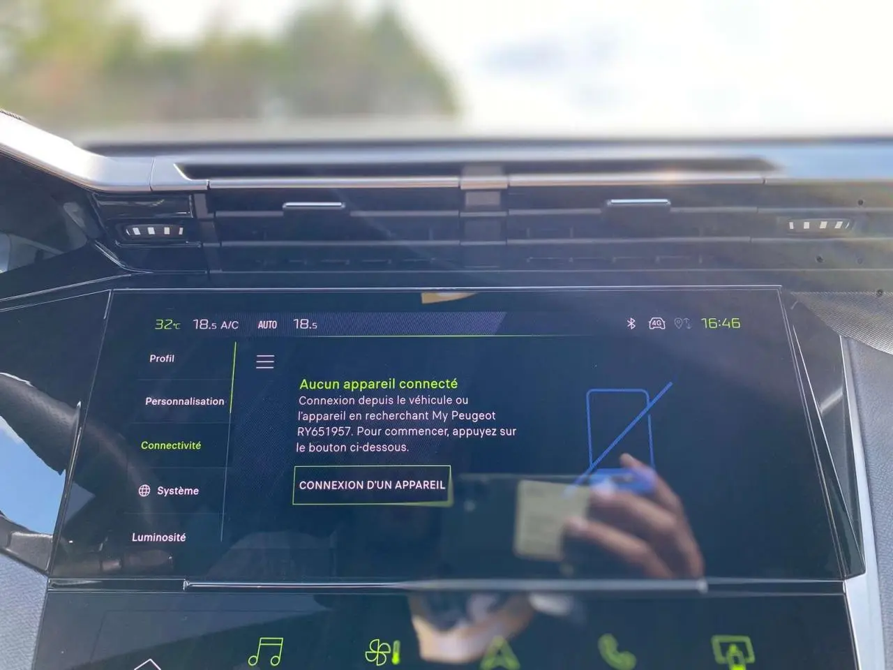 Écran tactile central du tableau de bord de la Peugeot 308 GT 2025, affichant le menu de connectivité sans appareil connecté.