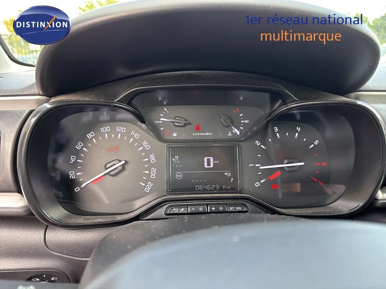 Tableau de bord de Citroën C3 blanc banquise 2022, vue frontale centrée sur les compteurs numériques et analogiques.