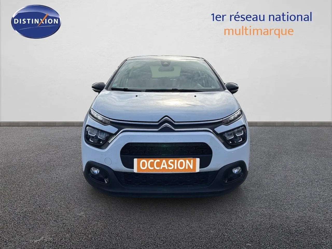 Vue frontale d'une Citroën C3 blanche banquise 2022 avec calandre noire et phares LED distinctifs.