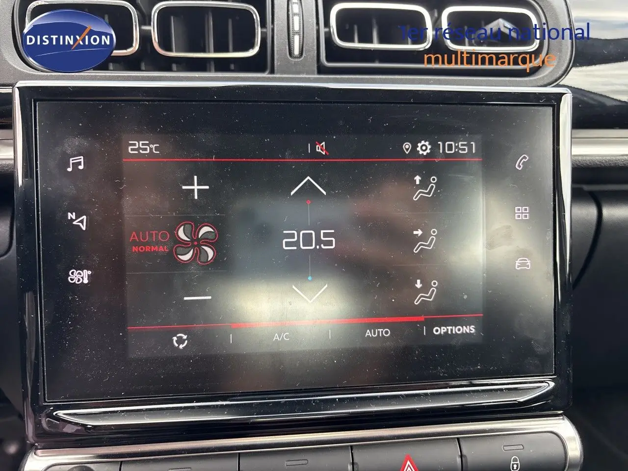 Écran tactile central de la Citroën C3 2022 montrant la commande de climatisation à 20,5°C, intérieur noir.