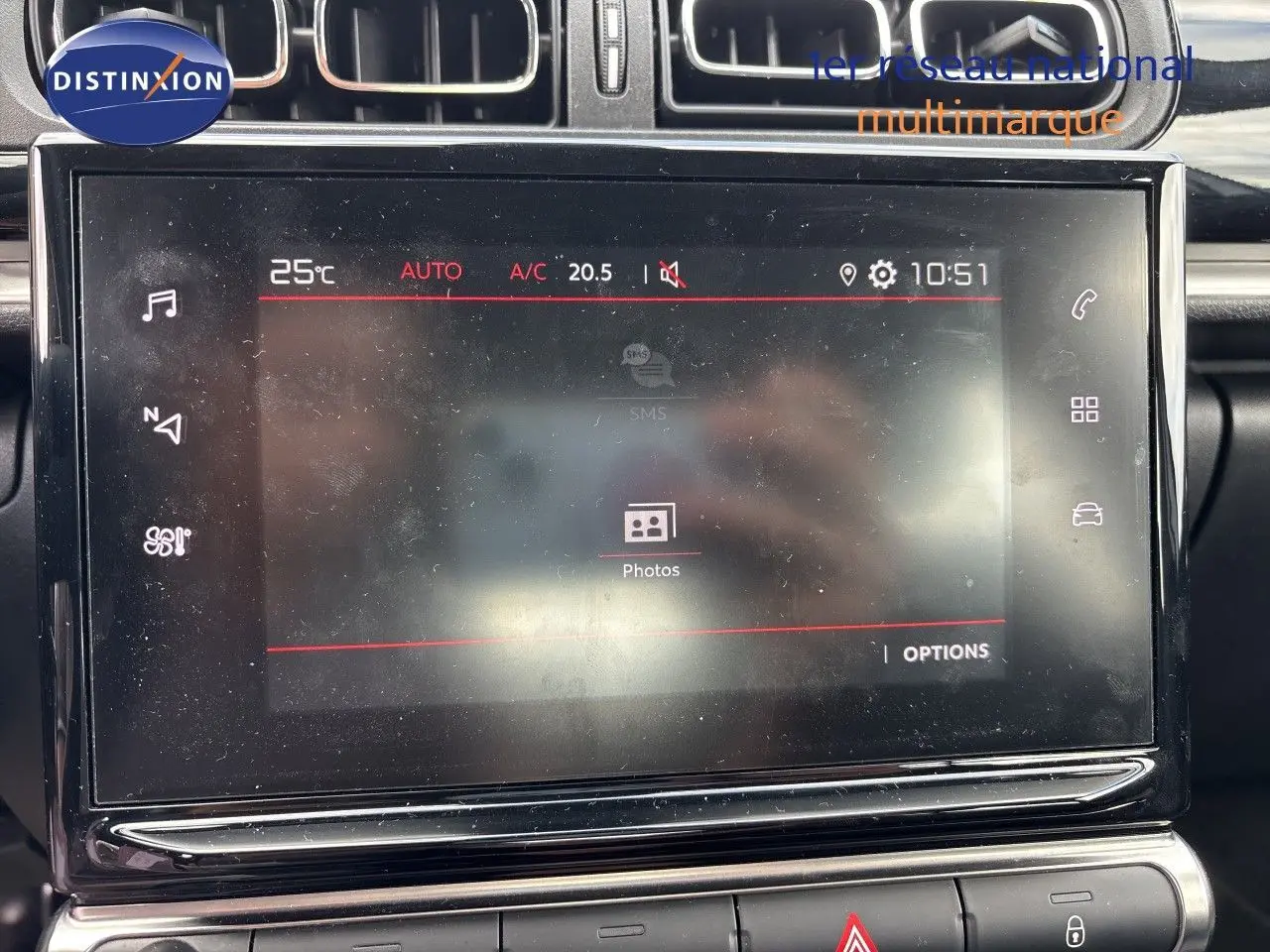 Écran tactile central de la Citroën C3 2022 affichant la climatisation et les options multimédia, intérieur noir.