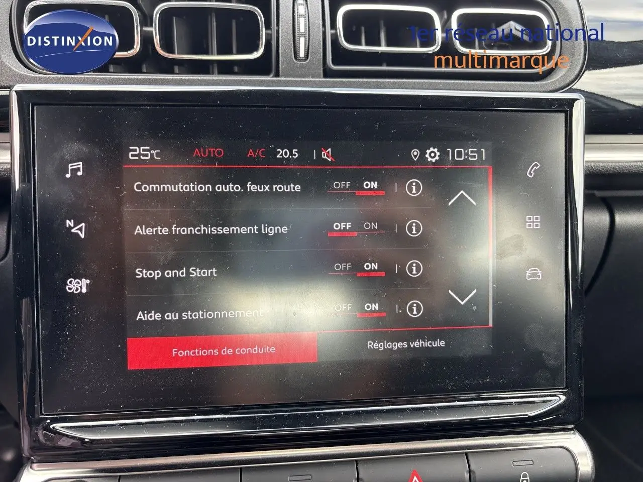 Écran tactile central de la Citroën C3 blanc banquise 2022 affichant les réglages d'aides à la conduite.