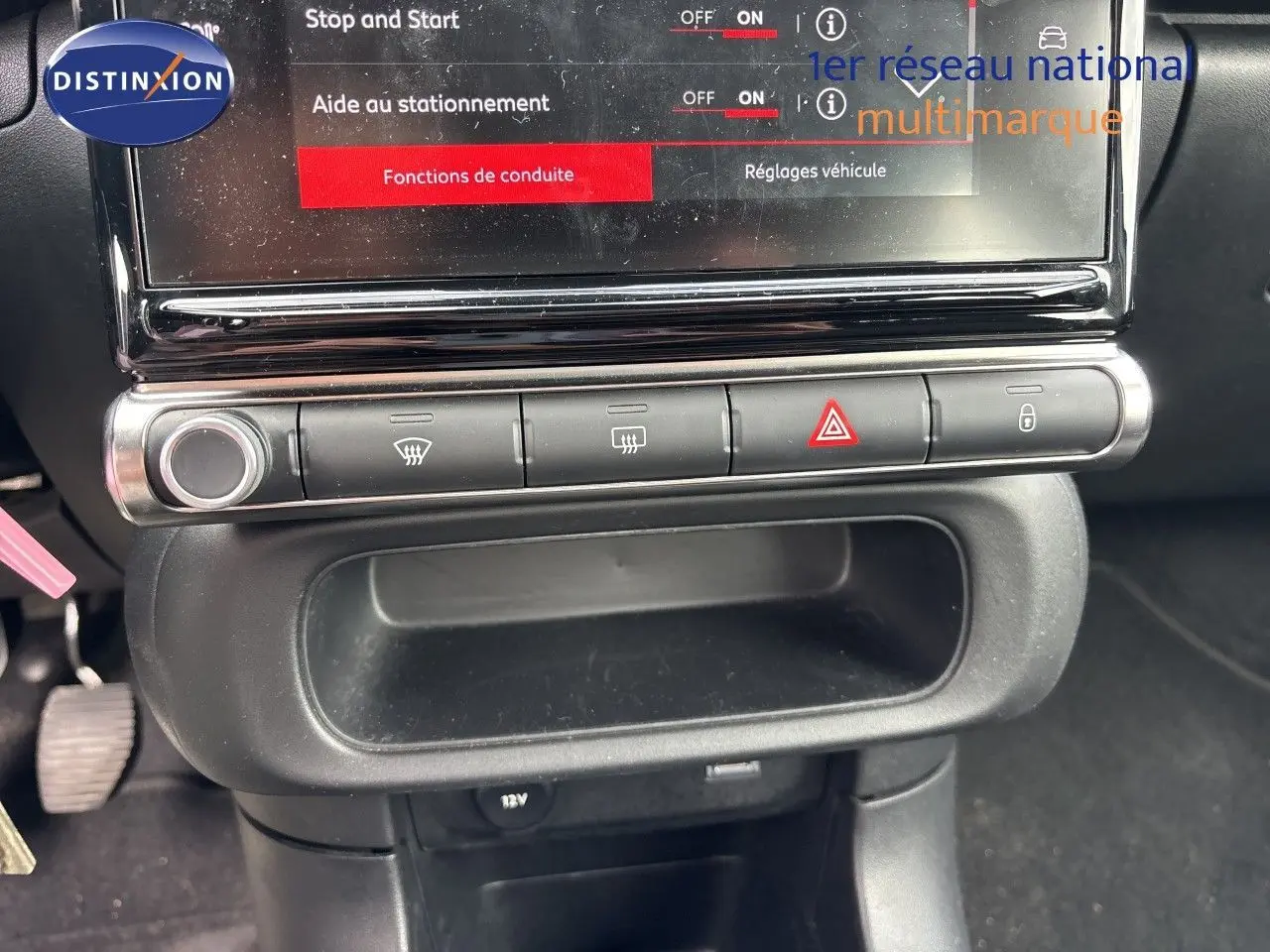 Détail de la console centrale avec écran tactile et boutons de commande sur Citroën C3 blanc banquise 2022.