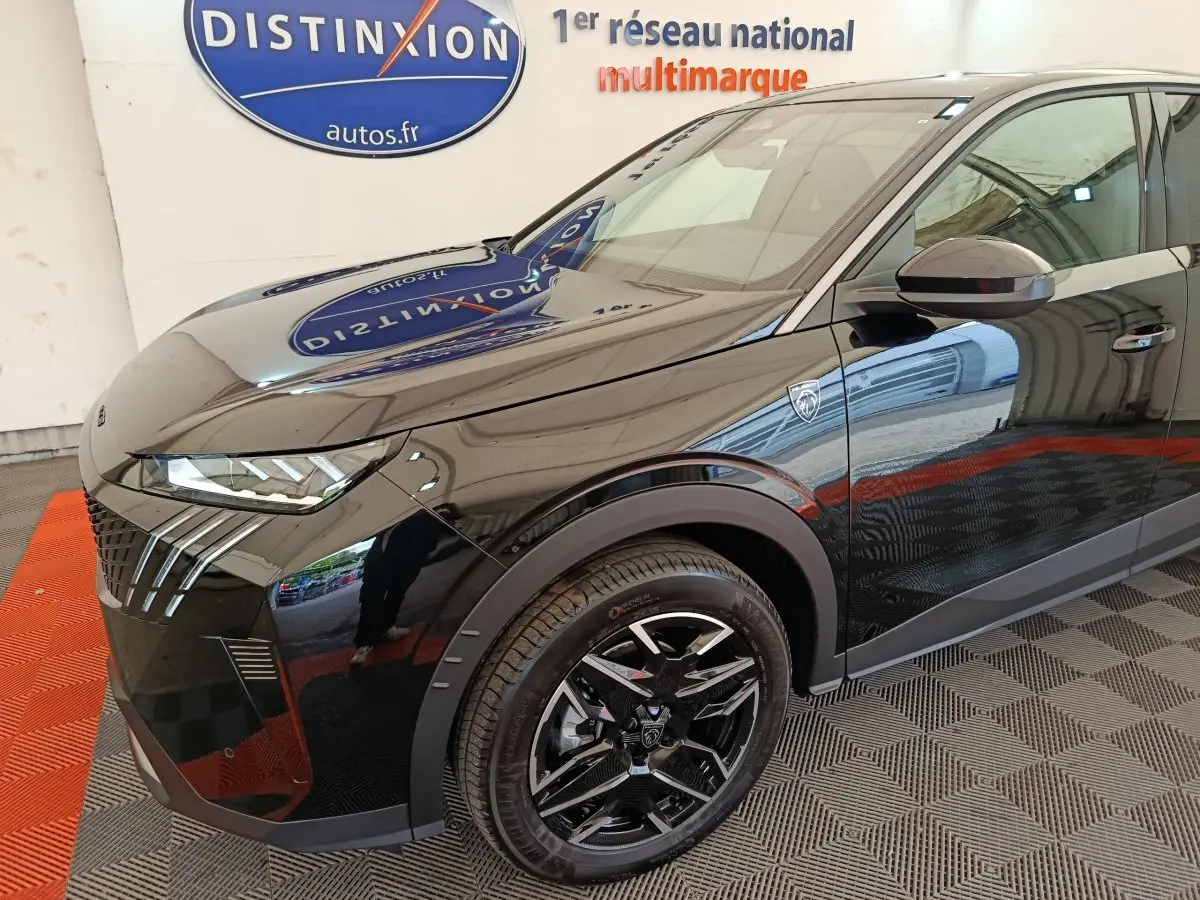 Vue 3/4 avant droit du Peugeot 3008 noir brillant, mettant en valeur ses phares LED et jantes noires au design moderne.
