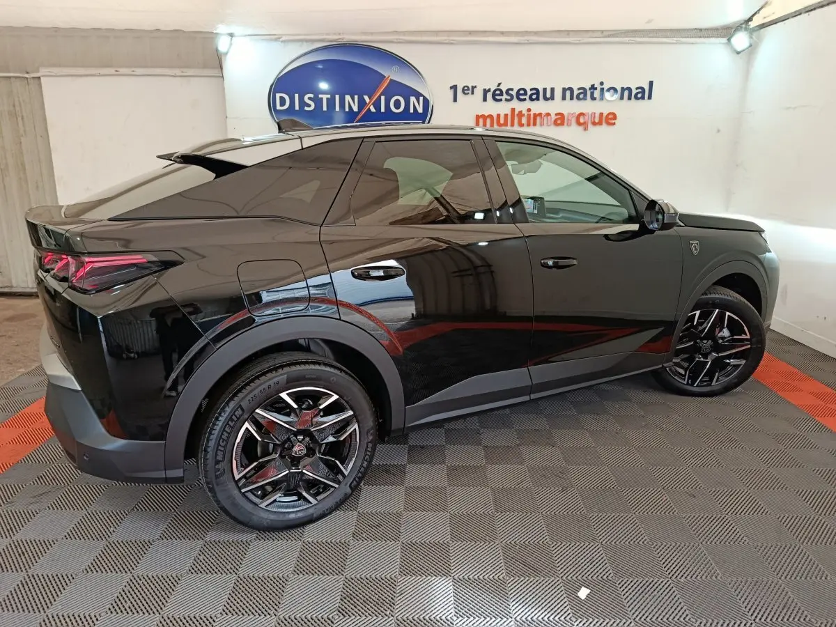 Peugeot 3008 noir vue de profil droit en intérieur, avec jantes alliage noires et vitres teintées.