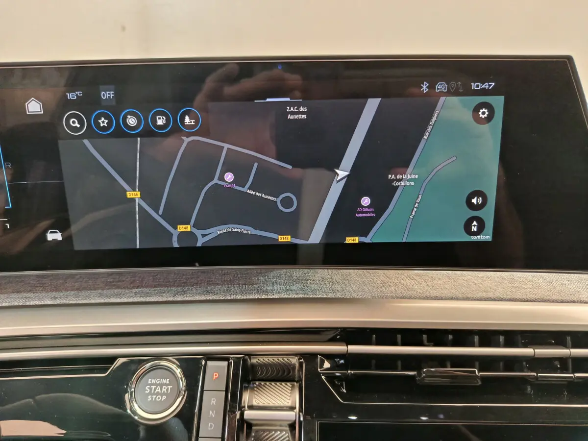 Écran tactile de navigation 3D du tableau de bord du Peugeot 3008 noir, avec bouton démarrage et commandes proches.