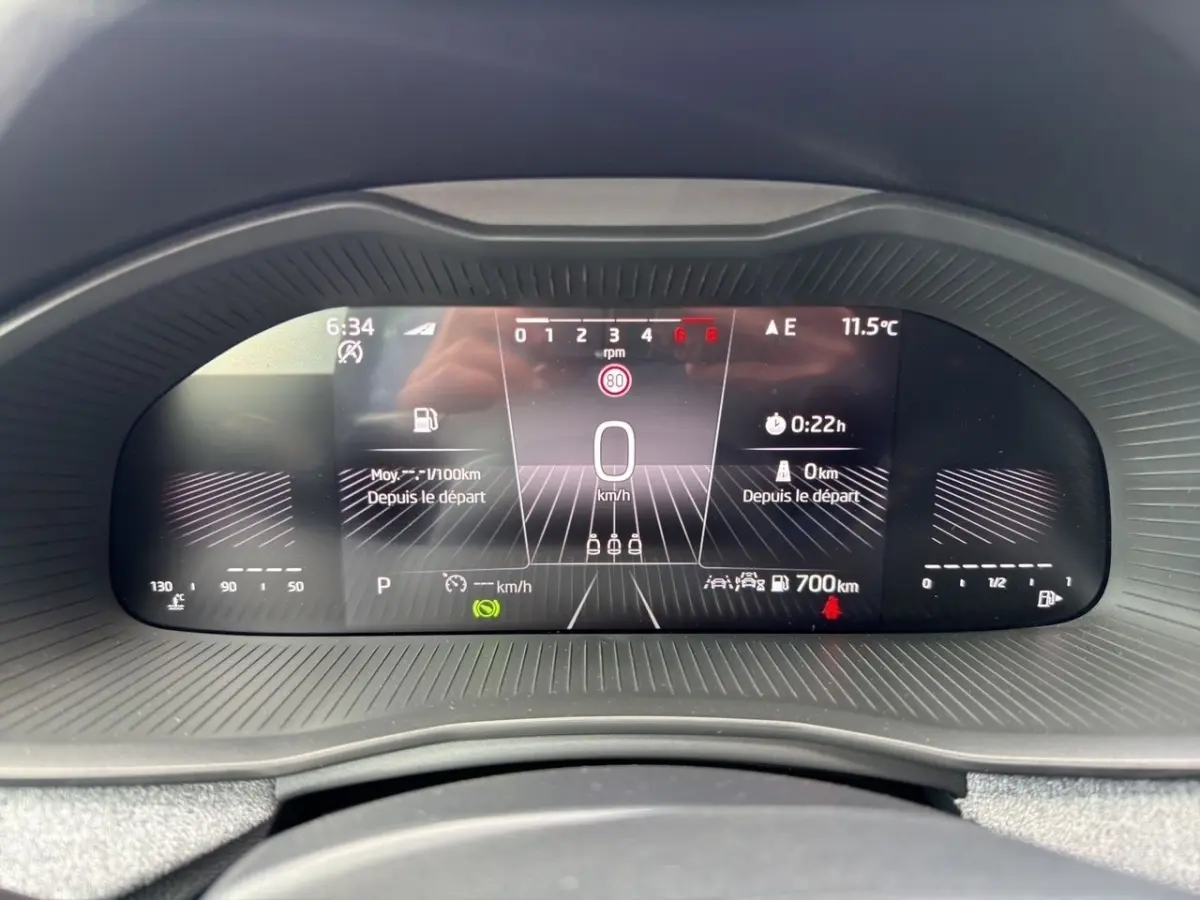 Vue rapprochée du combiné d'instruments numérique de la Skoda Scala 2025 affichant vitesse, température et autonomie.